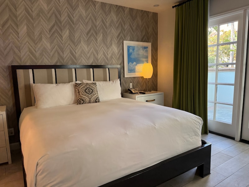 バンガロータイプの部屋。部屋は中庭に面していて、テラスもあり。