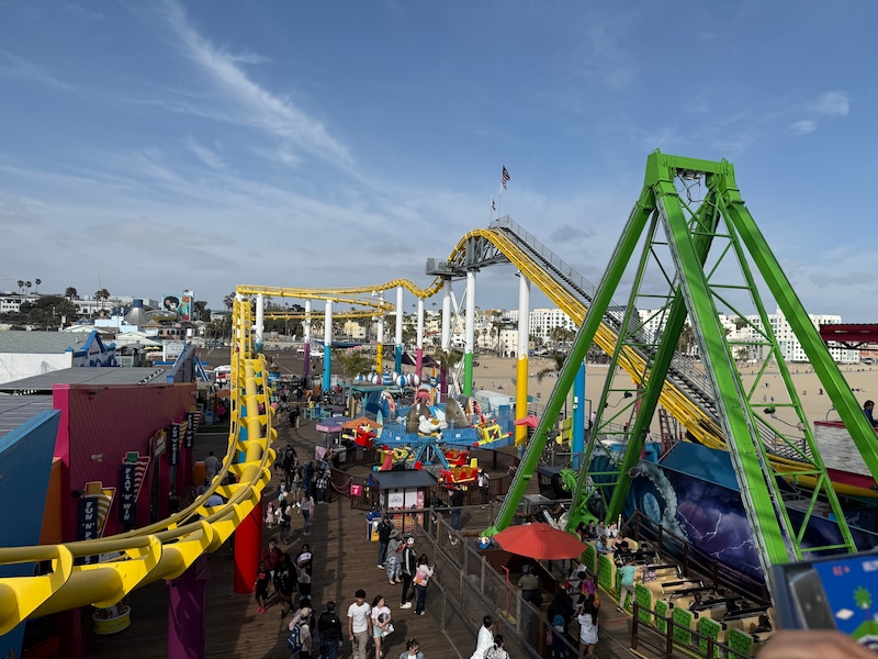ピアの上にあるパシフィックパークには、ジェットコースターや観覧車がある！