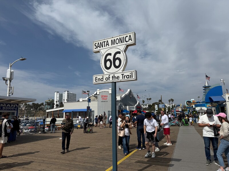 サンタモニカピアの上にある「ルート66」のサイン。写真を撮るのに行列ができていることも！