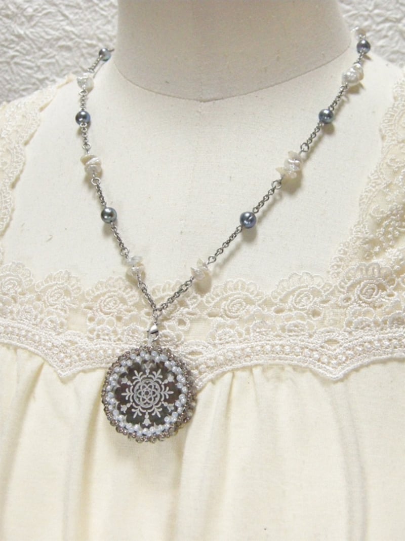 シェルパーツのフレーミングペンダント