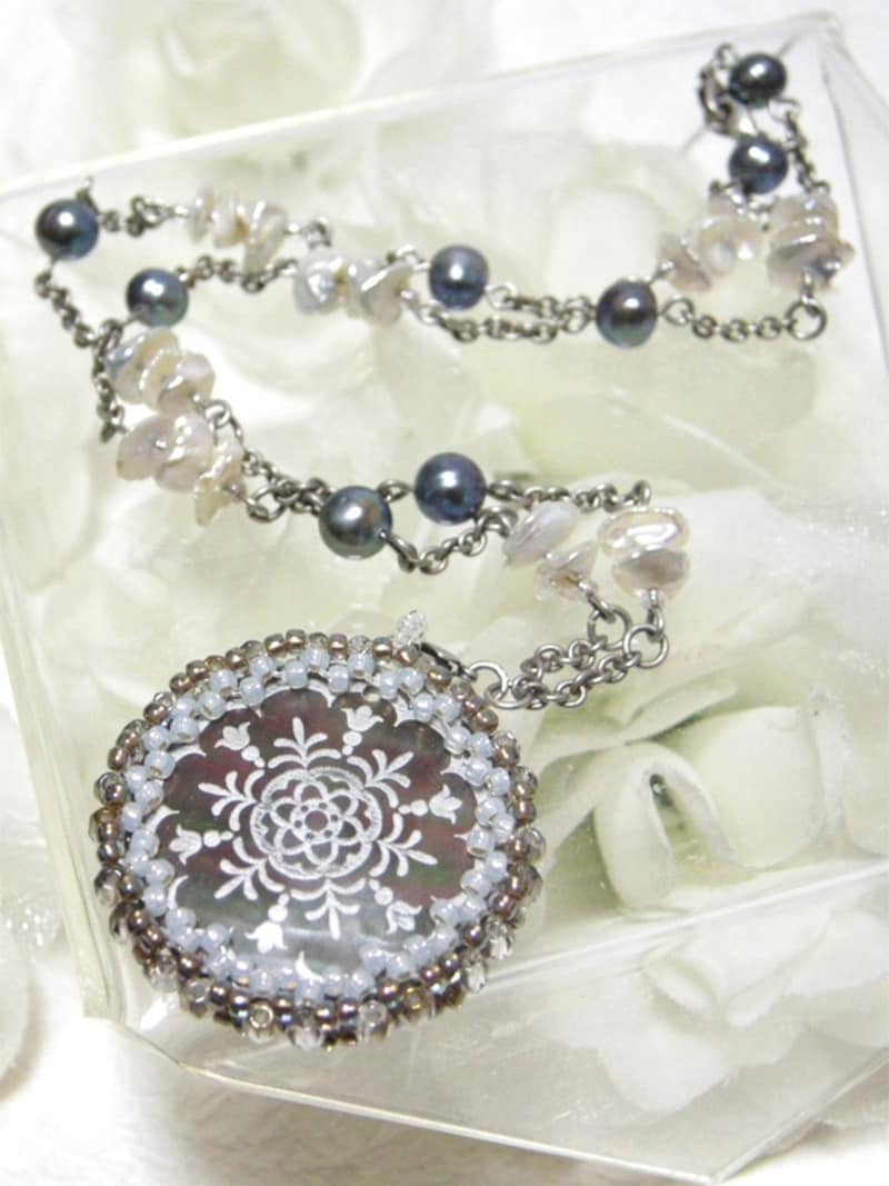 シェルパーツのフレーミングペンダント