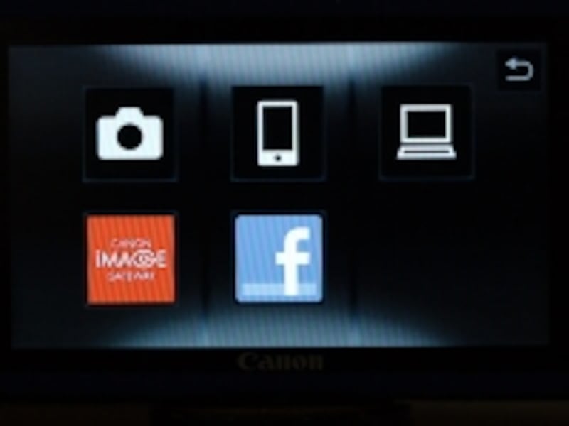 Wi-Fiメニュー初期画面。別のWi-Fi対応カメラやスマートフォン、パソコン、各種Webサービスへのアップなどを選べます