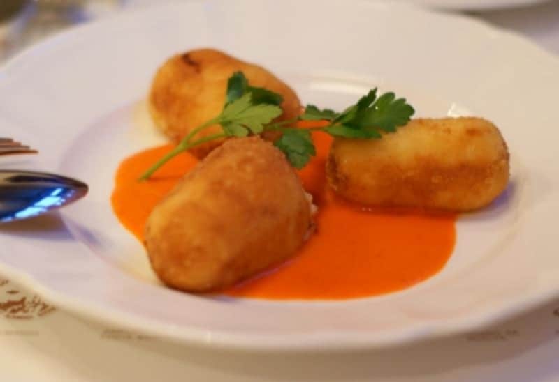 スペイン産塩ダラのコロッケundefinedナバーラ産ピキージョピーマンのソース