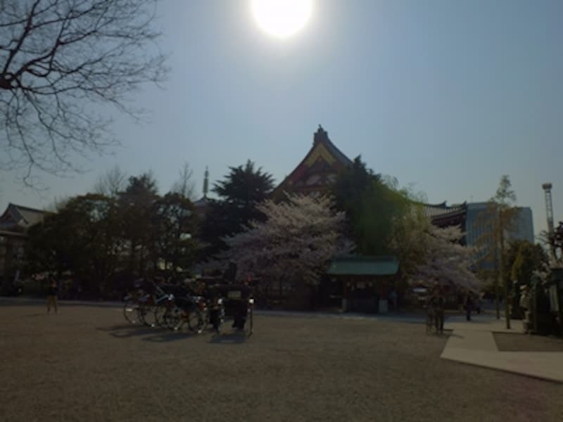 HDR逆光補正undefinedF4.4&nbsp;1/100秒&nbsp;ISO80undefined4.2mm（24mm相当）「浅草神社」undefined複数枚の写真を合成して逆光を補正するシーンモードのひとつ。ちょっと不思議な色合いに仕上がる