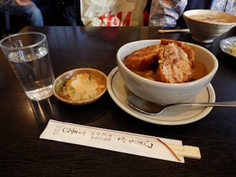 料理モードundefinedF3&nbsp;1/30秒&nbsp;ISO400undefined4.2mm（24mm相当）「とん丼」undefined新宿・王ろじのとん丼（カツカレー）。料理モードに設定するとフラッシュが発光禁止となり、おいしそうな色合いの画質に