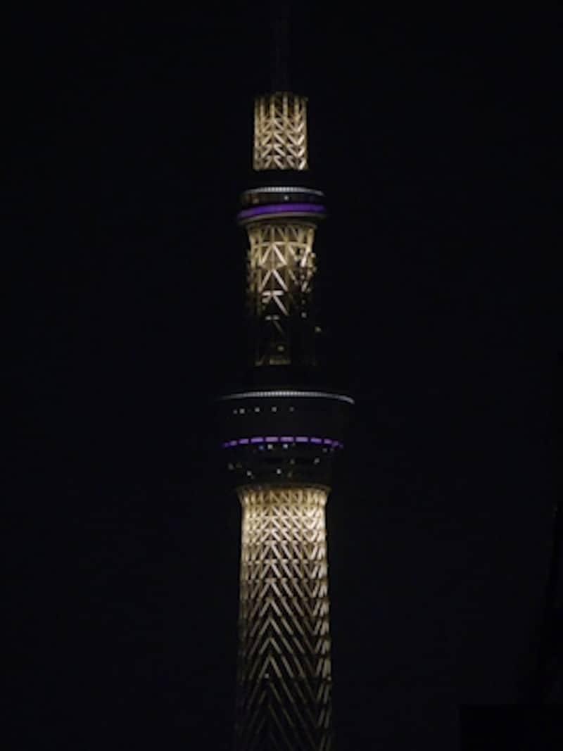 手持ち夜景モードundefinedF5.9&nbsp;1/8秒&nbsp;ISO1600undefined52.5mm（300mm相当）「東京スカイツリーundefinedライトアップテスト」undefined夜景モードではギリギリまでシャッター速度を落としつつ、被写体が暗い場合には自動的にノイズリダクション機能が働く