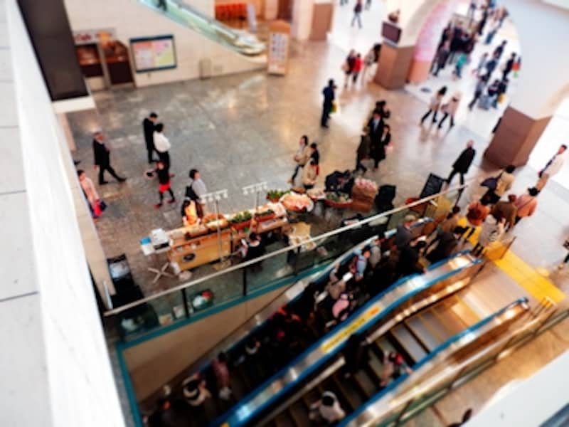 マジックフィルターモード（ミニチュア）undefinedF3&nbsp;1/30秒&nbsp;ISO250undefined4.2mm（24mm相当）「上野駅構内」undefined12種類も用意されたマジックフィルターの効果の代表例をチェック