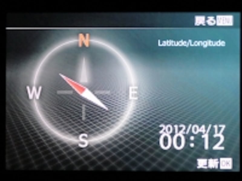 アウトドアレジャーで役立つ電子コンパスも内蔵