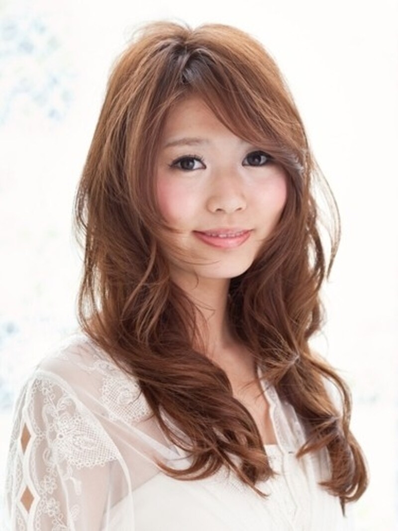 ゆるカールが彩るフェミニンロング