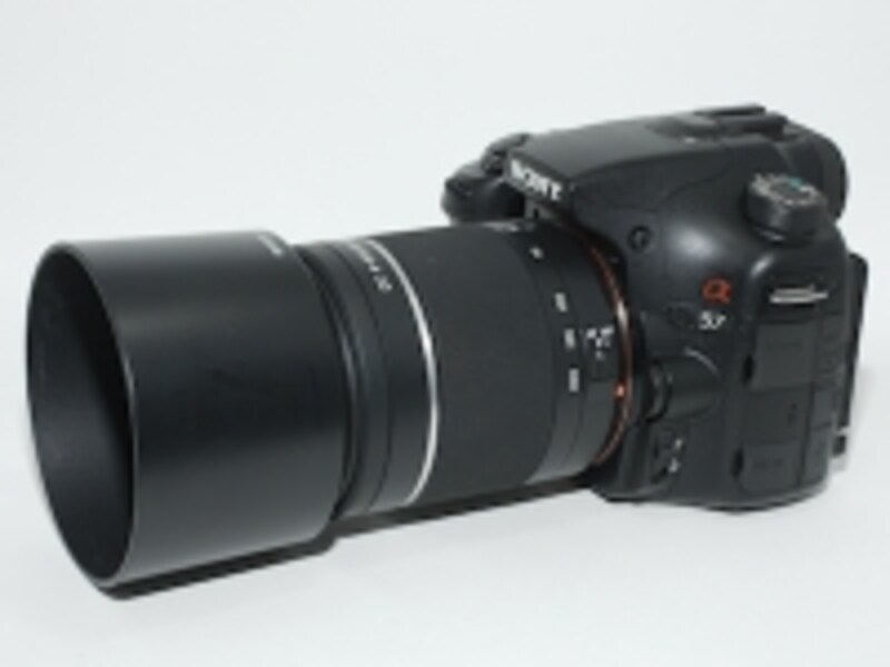 ダブルズームキットに付属する望遠レンズ「DT 55-200mm F4-5.6 SAM」を装着。フードを付けてもベストバランス