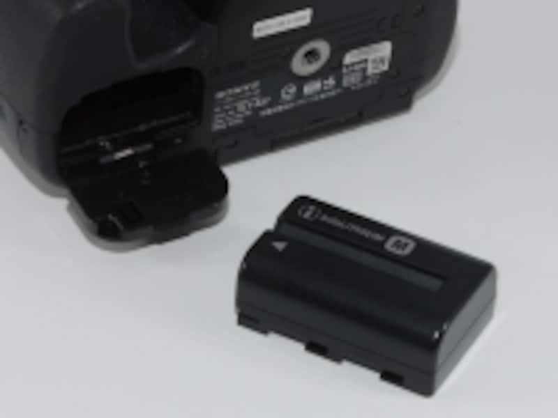 大容量のMサイズバッテリー「NP-FM500H」はα77、α65と共通