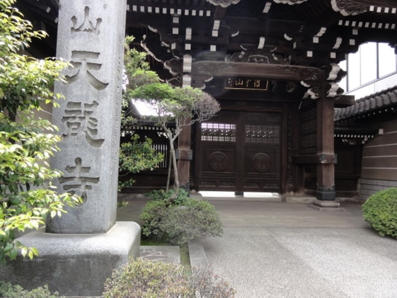 山門の前には、新宿四丁目のバス停留所がある