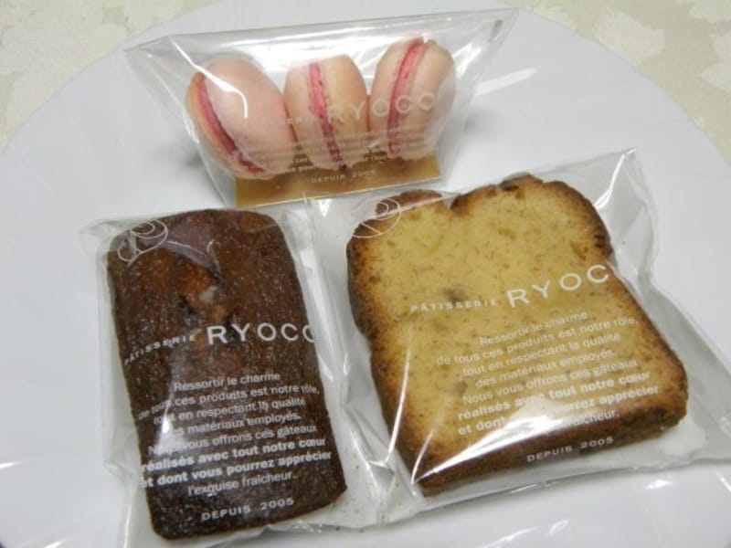 「パティスリー リョーコ」の「フィナンシェ キャラメル」「ケーク バナーヌ」「マカロン」