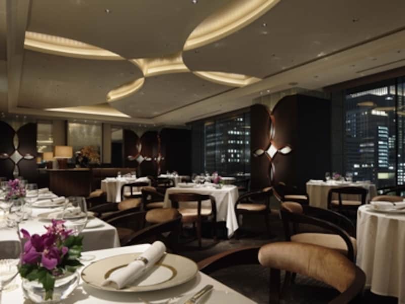 「パレスホテル東京」内にあるフランス料理「Crown(クラウン)」