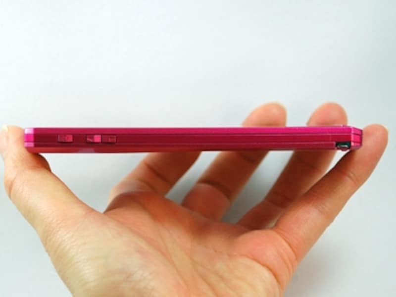 厚さ8.8mmとスリム。押しやすい物理ボタンに、ストラップホールも付いています。