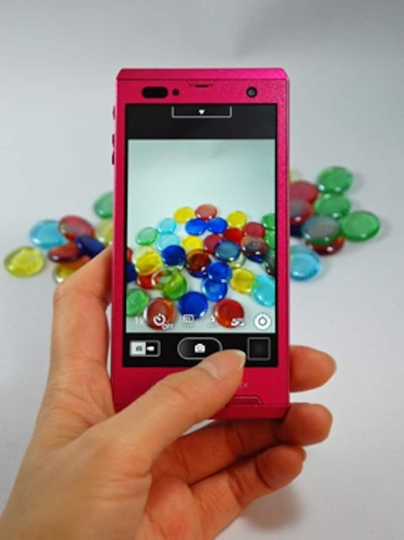 デジカメでおなじみの技術が満載のカメラ機能。アーティスティックなカッコイイ写真が簡単に撮影できます。