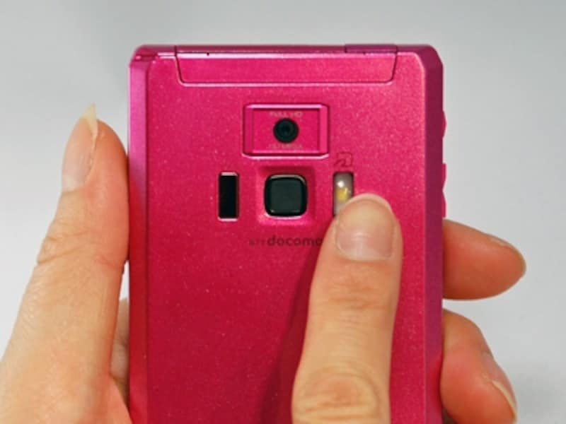 レンズの下の黒い四角い部分が指紋センサー。この上で指をなぞるだけでロックが解除できます。