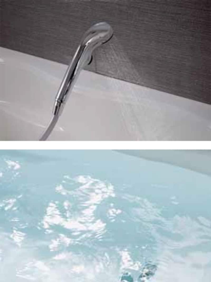 浴槽表面にコーティングがしてあるので、こすり洗いも洗剤も不要、シャワーを掛けるだけで皮脂汚れが落ちる。[らくり～んコート浴槽/積水ホームテクノ]