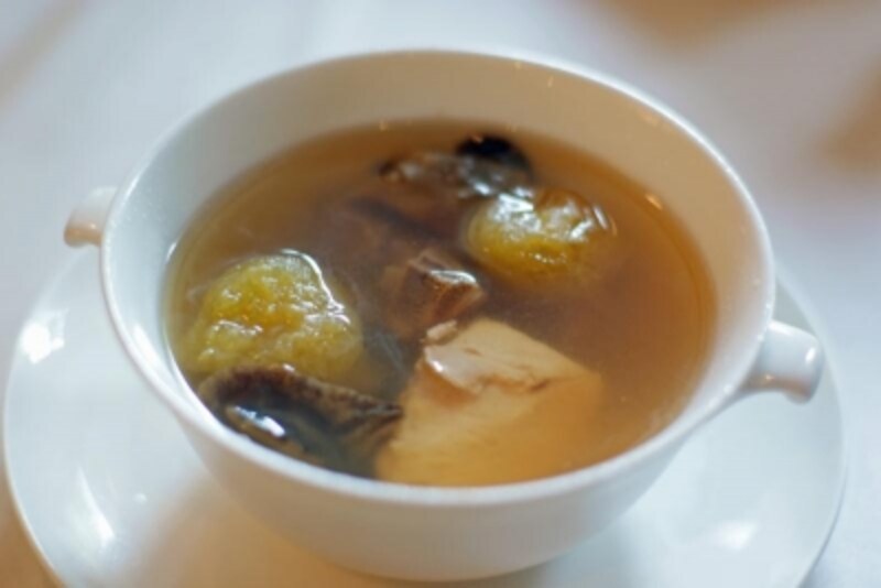 ニシ貝とメロン、鶏の蒸しスープ