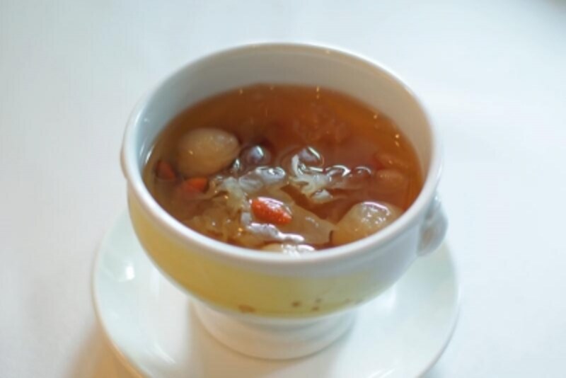 白キクラゲ、ロンガン、クコ入り温製スープ