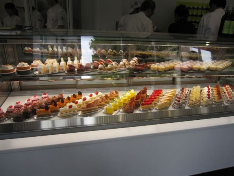 和泉シェフによる多彩なケーキが並ぶ「アステリスク」のショーケース