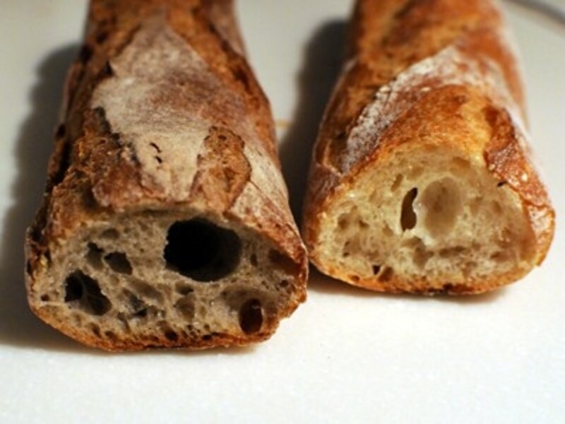 左：そば粉のバゲットundefined右：バゲットLUDO