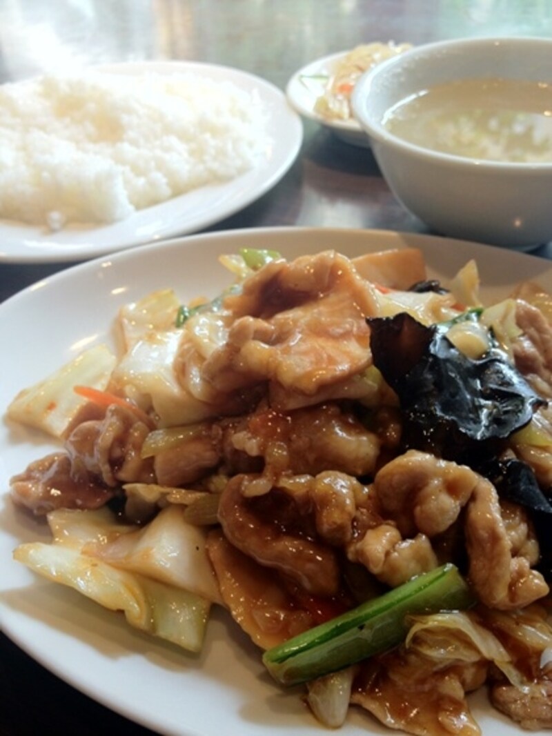 「春キャベツとバラ肉のピリ辛炒め」(945円)