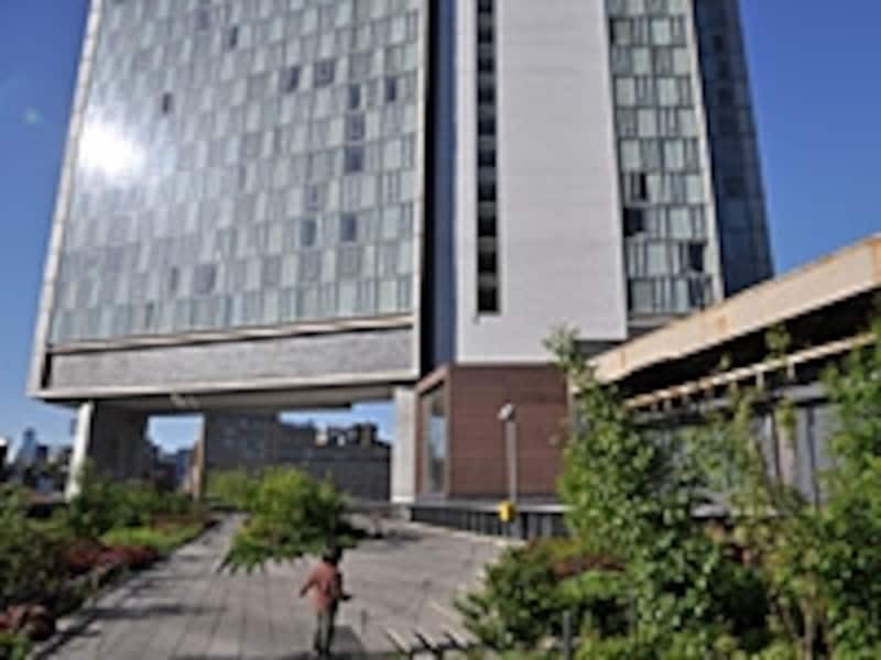 ハイラインをまたいで建つホテル