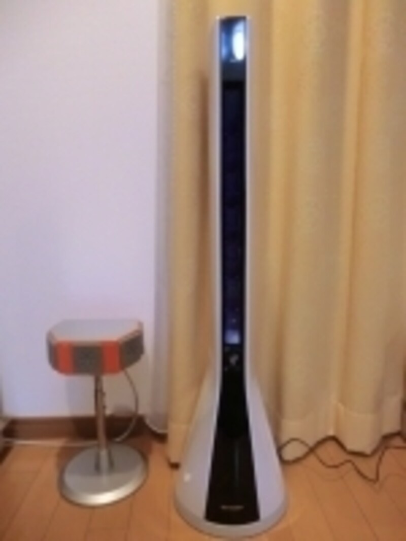 リビングではサラウンドスピーカーなどと並べるトールスピーカーに見えるほどスタイリッシュで、存在感を放つ