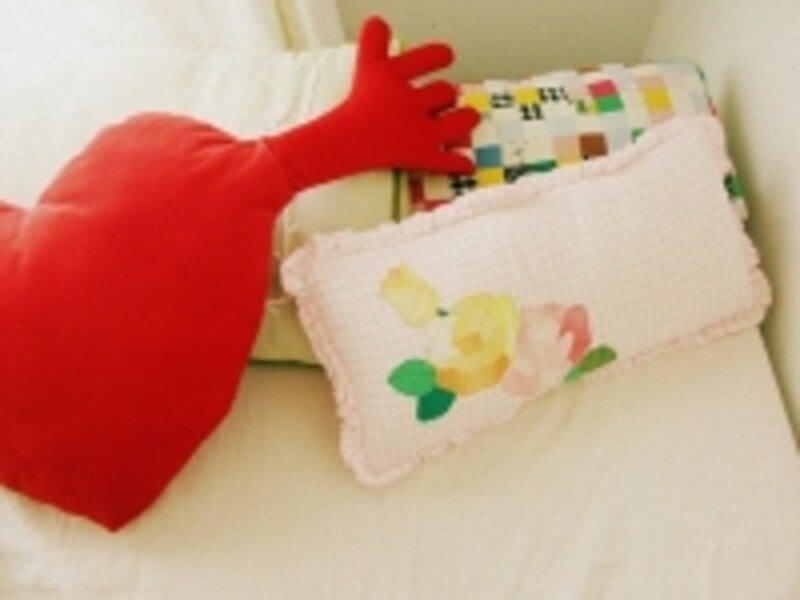 枕やクッションは楽しげなものをセレクト