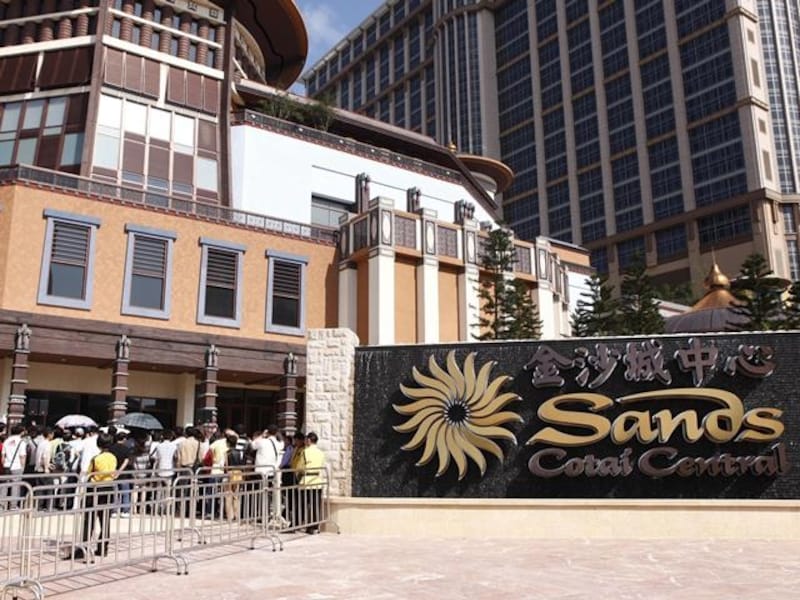正面エントランス。開業初日は長蛇の行列に (c) The Sands Cotai Central
