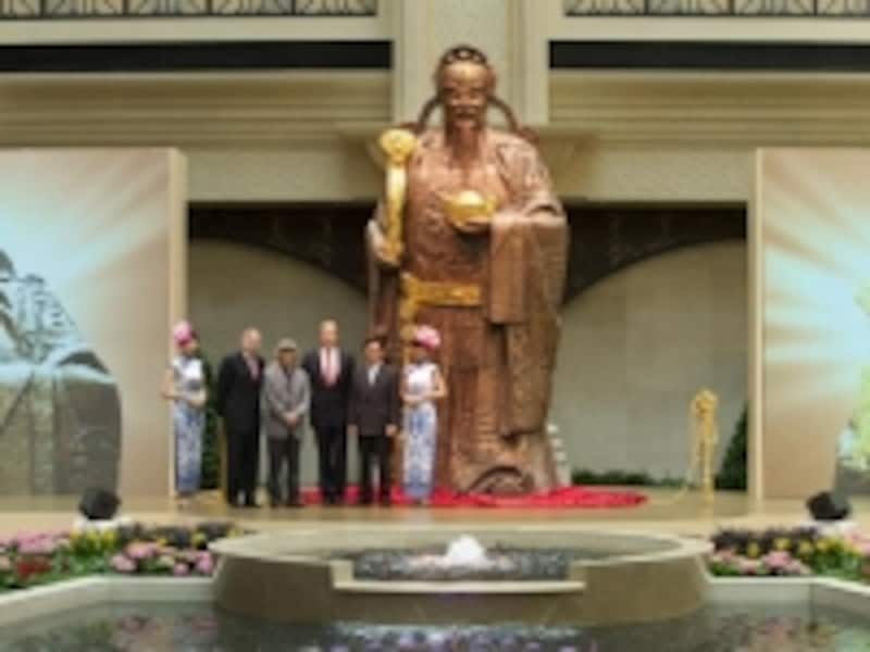 人気の記念撮影スポット「財神像」 (c) The Sands Cotai Central