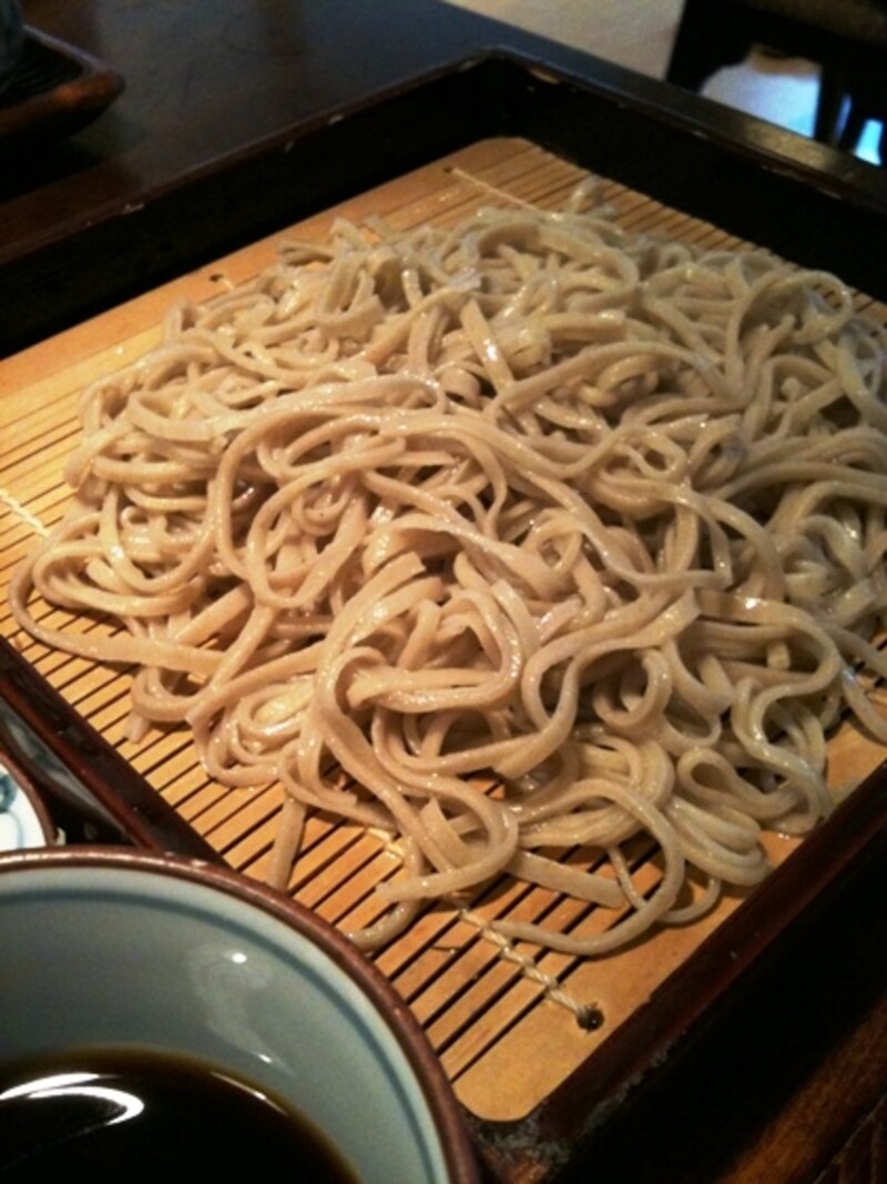 扁平に切られた同店のそば