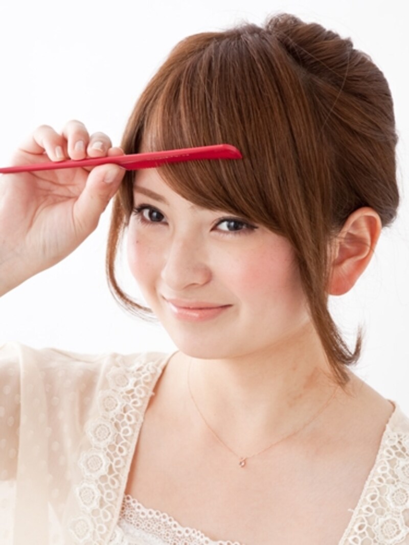 少しカールを流すように梳かす