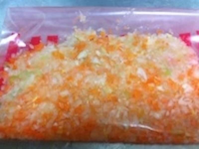 玉ねぎとニンジン、ニンニクを一気にフードプロセッサーで粉砕してから、ジップロックに入れて冷凍したもの。冷凍庫にいくつか作っておけば、忙しいときに便利