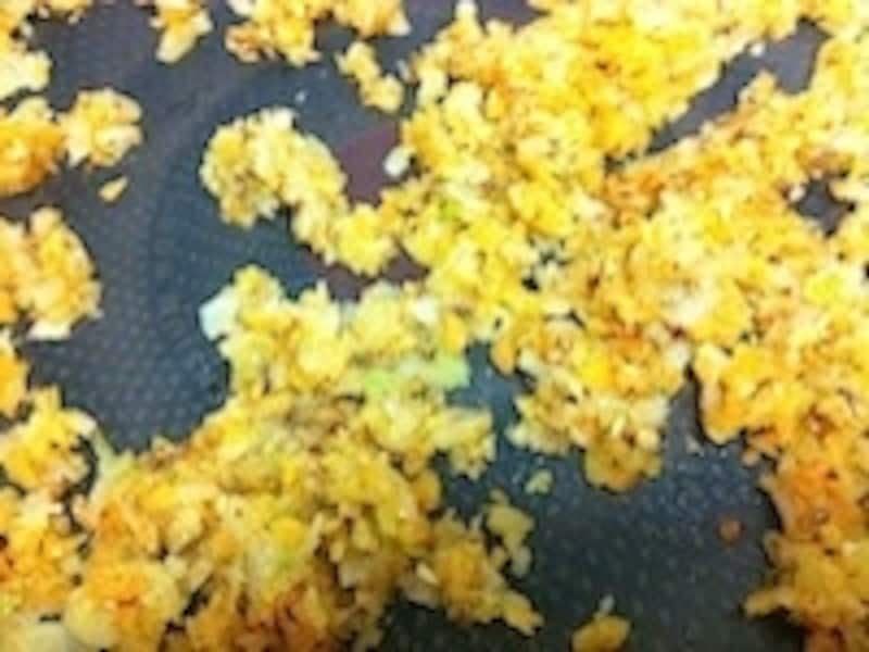 自家製冷凍野菜ミックスを使えば、野菜を洗って皮をむき、切る時間がなくなるだけでなく、炒める時間も超最短で済んでラクチン！