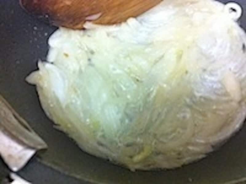 飴色玉ねぎのレシピ。冷凍した玉ねぎを炒めると、最初大量の水分が出てくるため、焦げる心配も激減。油も少なくて済むので健康的です