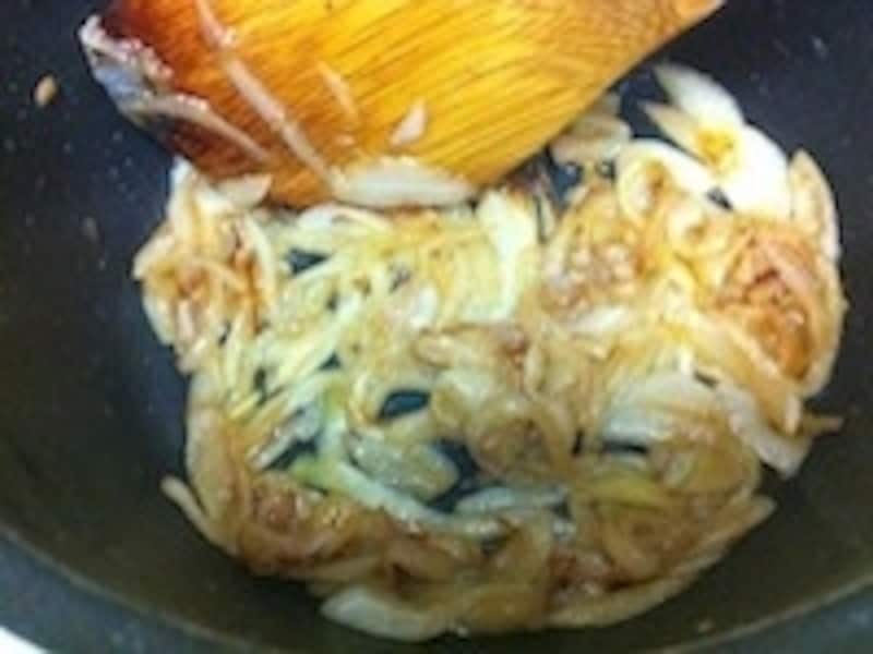 飴色玉ねぎのレシピ。玉ねぎを炒めると、15分炒めてもこんな感じ