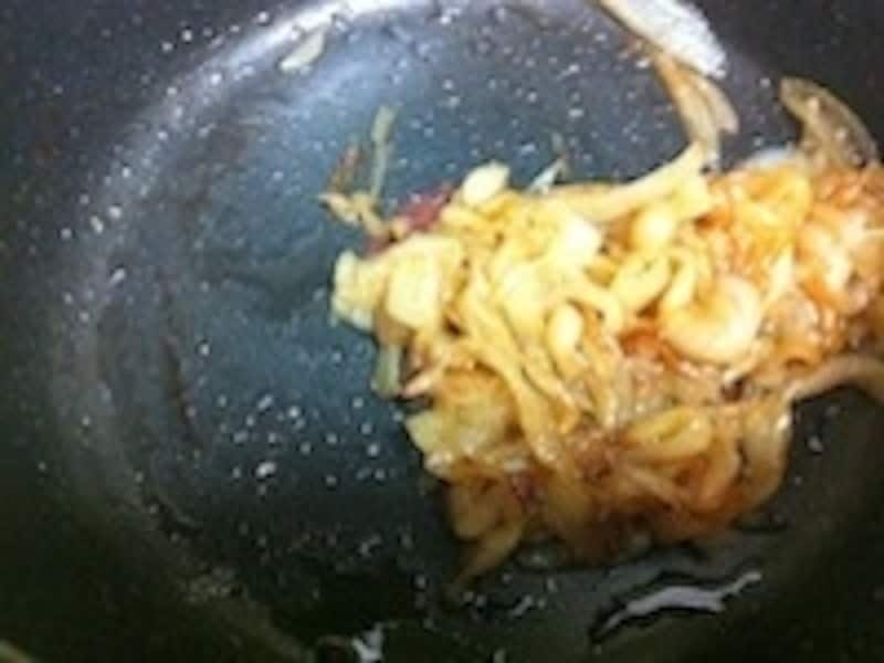 飴色玉ねぎのレシピ。なんと、5分でここまで飴色に。玉ねぎは冷凍してから炒めるのが、一番効率が良いんですね