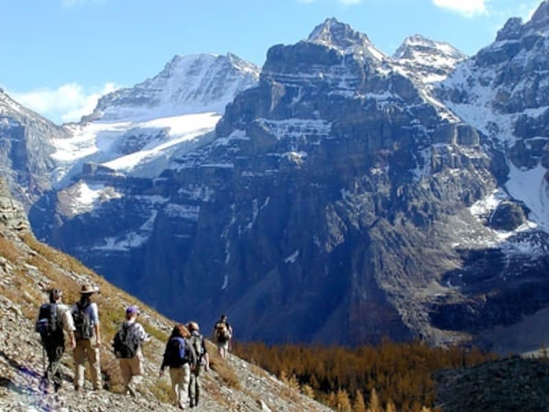 氷河を望む本格的なハイキングはカナディアンロッキーならでは！ (C) Travel Alberta