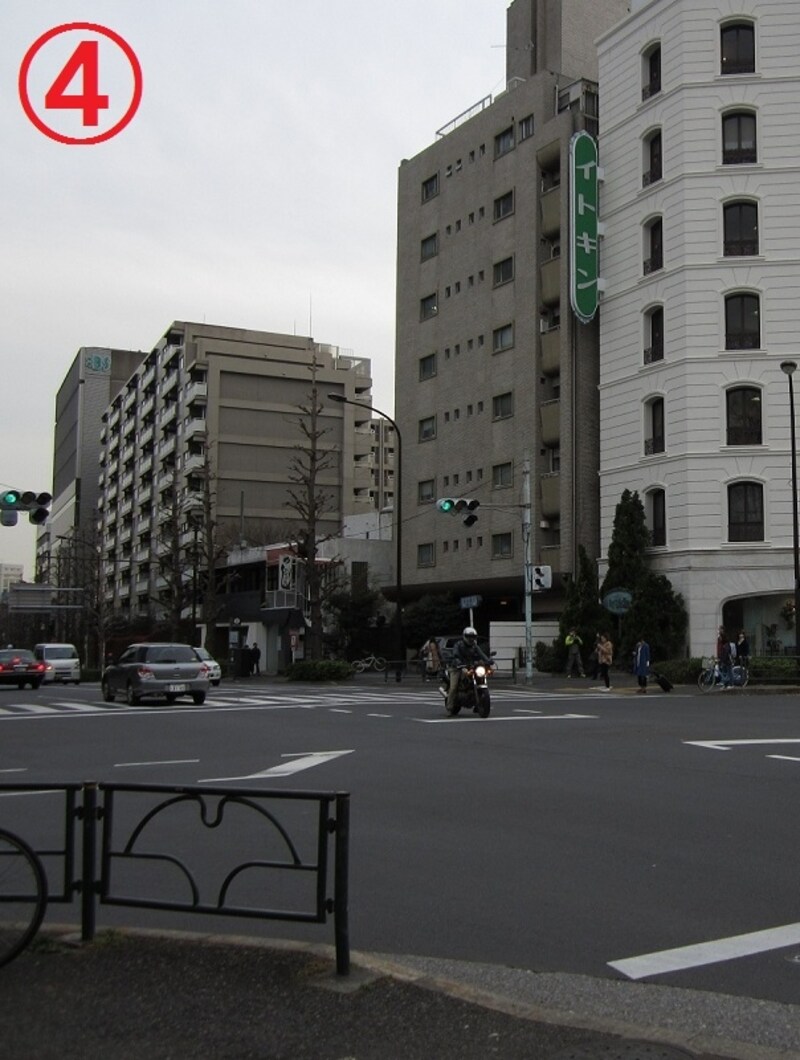 左折して明治通りに