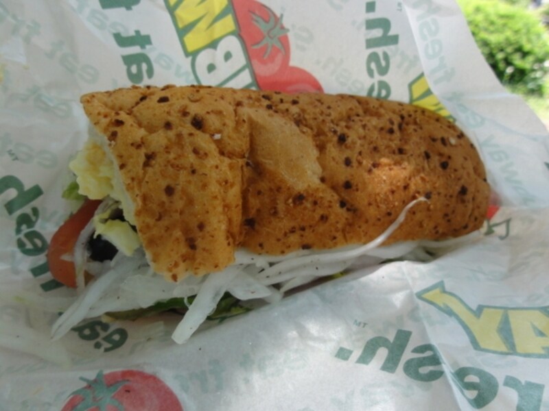 SUBWAYのサンドイッチ「たまご」。野菜多めにしてもらいました