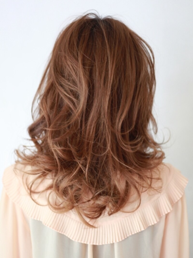 弾むカールのパーマスタイル