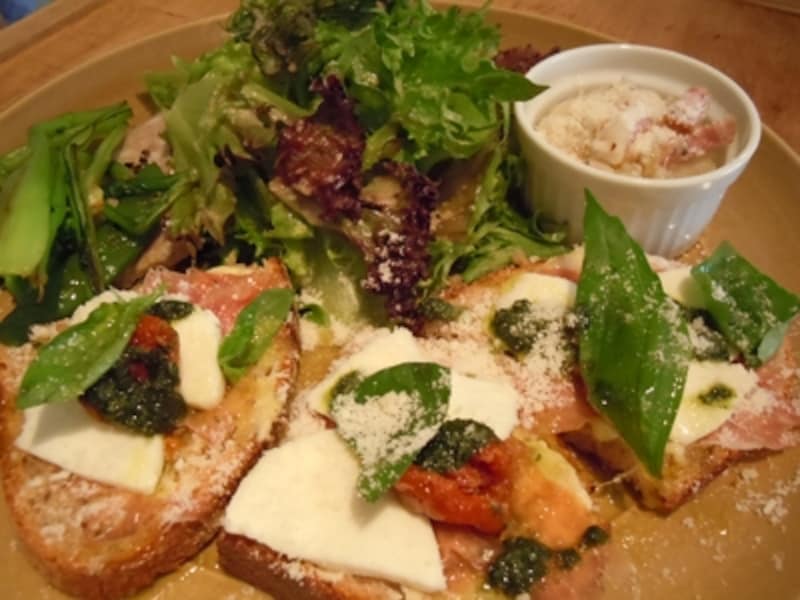 生ハムとモツァレラチーズのタルティーヌ