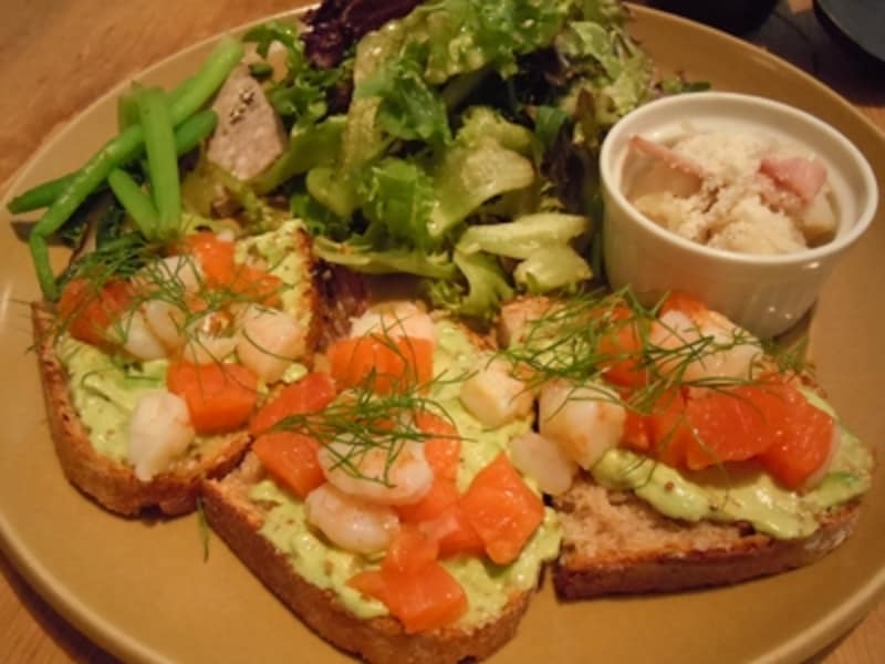 アボカドとエビとホタテのタルティーヌ