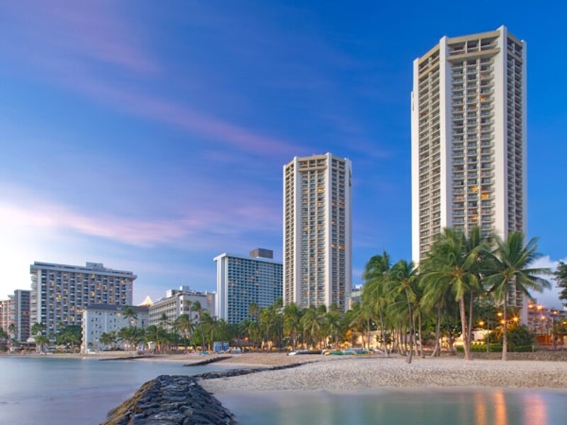 カラカウア通りの中央というロケーションは、何をするにも便利