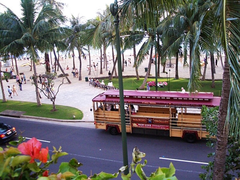 2階ロビーエリアから。デューク像もすぐそこ