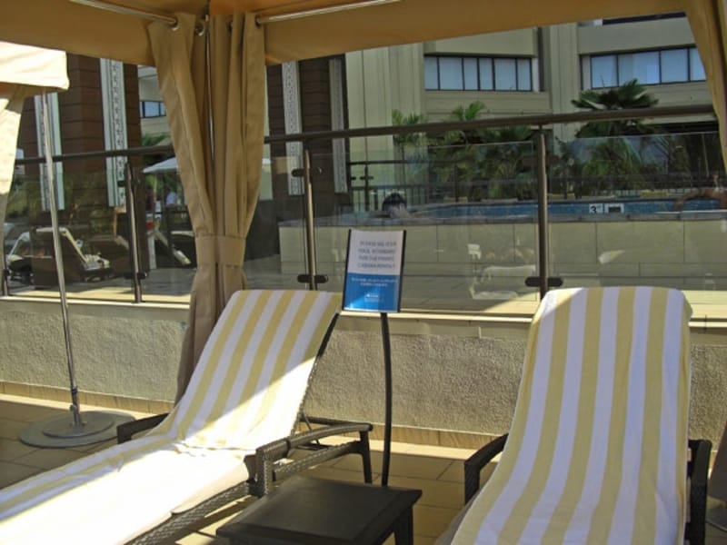 カップルはプライベートカバナでゆったりと