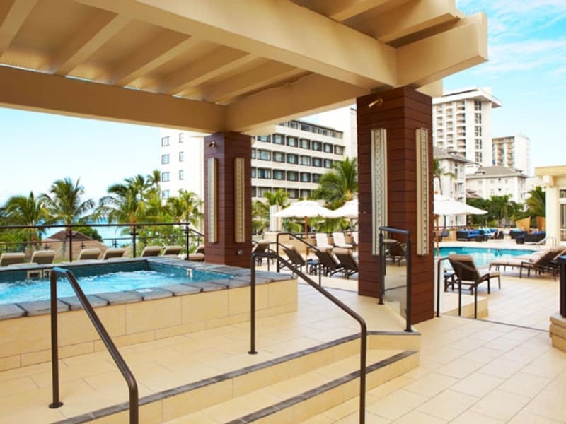 静かで落ち着いた雰囲気のプールエリア。ビーチベッドの寝心地が良く、大きなジャグジーも気持ちいい