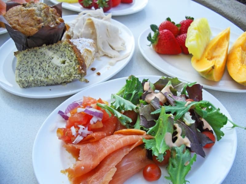 ラウンジのブッフェ式朝食。料理は隣のレストラン「ショア」から